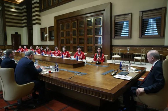 Cumhurbaşkanı Erdoğan, şampiyon sporcuları Külliye'de kabul etti